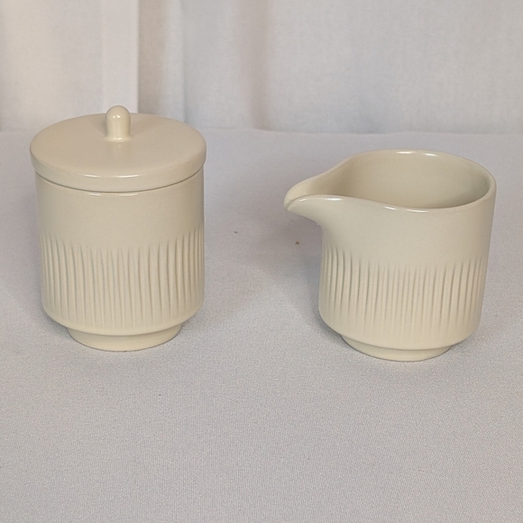 Citrine Everyday Collection Magenta Ribbed Ceramic Creamer & Sugar Jar Set NIB - Picture 2 of 4